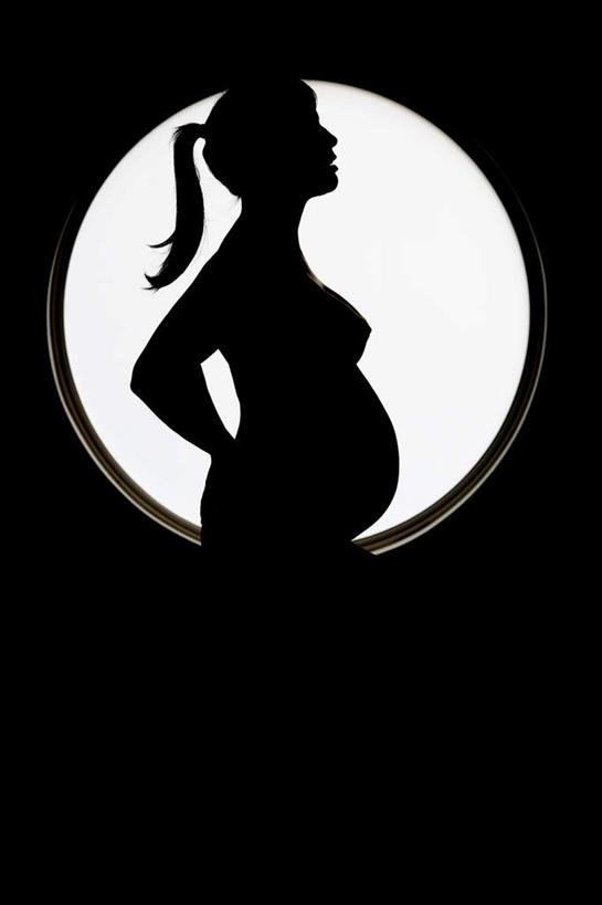 西方人,孕妇,腹部,一个人,站,竖图,黑白,室内,白天,侧面,房间,照明,欧洲,欧洲人,仅一个女性,仅一个人,阴影,光线,影子,墙,灯光,背光,手叉腰,墙壁,墙面,灯具,叉腰,站着,仅一个中年女性,辫子,怀孕,照亮,双手叉腰,待产,照明设备,逆光,摄影灯,妊娠,准妈妈,影棚灯,女人,女性,中年女性,白种人,腹,肚子,产妇,站立,半身