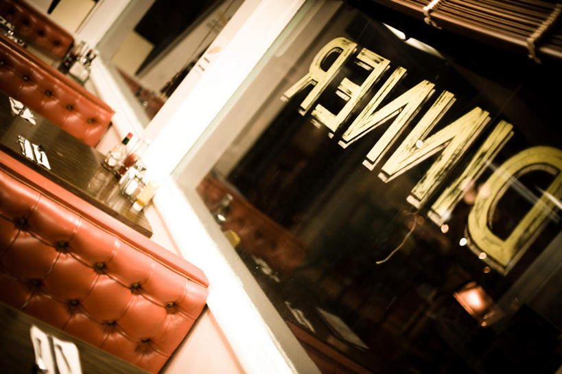 无人,餐厅,横图,室内,白天,正面,窗户,沙发,桌子,阴影,朦胧,模糊,透明,光线,英文,标志,文字,影子,字符,字母,灯光,倾斜,标识,书桌,玻璃窗,课桌,英文字母,歪斜,布艺沙发,通明,彩图,餐馆,饭店,饭馆