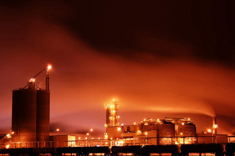 无人,家,工厂,栏杆,横图,全景,室外,夜晚,正面,旅游,度假,石油,美景,天际线,城市风光,城市,建筑,房屋,屋子,景观,公寓,建筑群,围栏,娱乐,建设,洋房,护栏,楼房,住宅,天空,天,享受,休闲,油罐,炼油厂,景色,放松,油田,煤油,彩图,房子,工地,制造厂