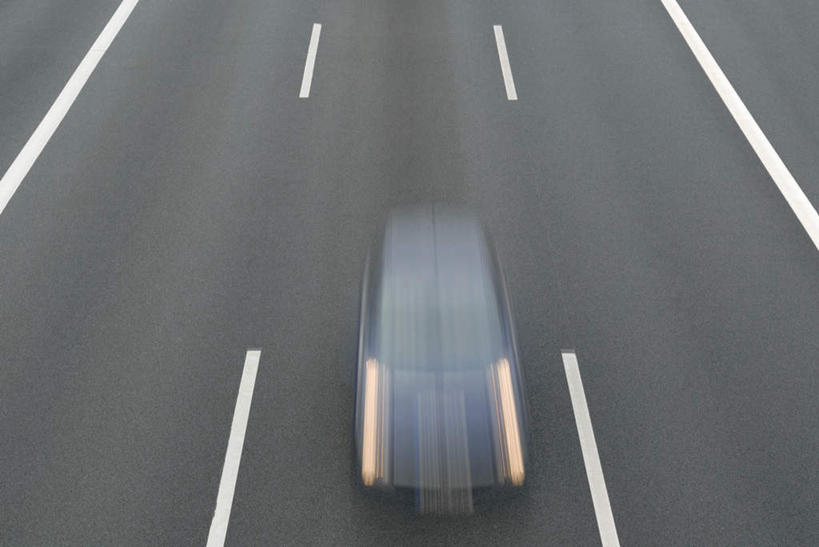 无人,竖图,俯视,室外,白天,度假,美景,城市风光,城市,道路,路,公路,汽车,一辆,奔驰,朦胧,模糊,景观,分界线,停车线,交通,娱乐,车,交通工具,轿车,享受,休闲,景色,放松,车行道,车行道分界线,飞奔,载具,标线,飞驰,车行线,马路,彩图,高角度拍摄