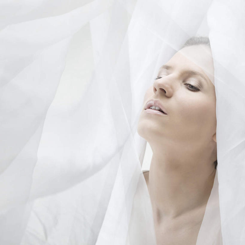 西方人,脸,头,脸颊,一个人,站,方图,室内,特写,白天,白色背景,正面,欧洲,欧洲人,仅一个年轻女性,仅一个女性,仅一个人,扭头,注视,白色,纱巾,观察,看,站着,转头,摄影,影棚,观看,察看,关注,年轻女性,女人,女性,白种人,头部,脸部,脸蛋,面部,站立,半身,彩图,影棚拍摄,拍摄