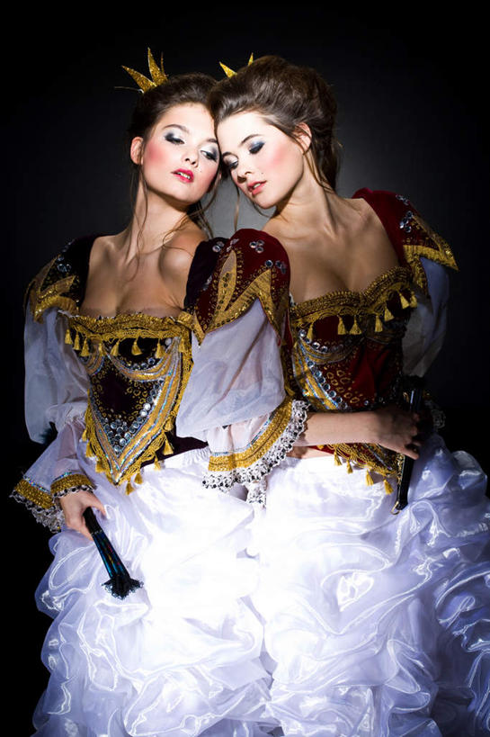 西方人,两个人,伙伴,朋友,站,竖图,室内,白天,正面,裙子,友谊,皇冠,欧洲,欧洲人,握,阴影,连衣裙,光线,影子,灯光,拿,拿着,扭头,注视,白色,观察,看,靠,靠着,倚靠,站着,转头,握着,摄影,影棚,观看,权威,察看,倚着,权利,象征,高贵,关注,法杖,地位,权力,统治,权杖,权势,权位,友情,年轻女性,女人,女性,白种人,王冠,站立,半身,彩图,影棚拍摄,拍摄