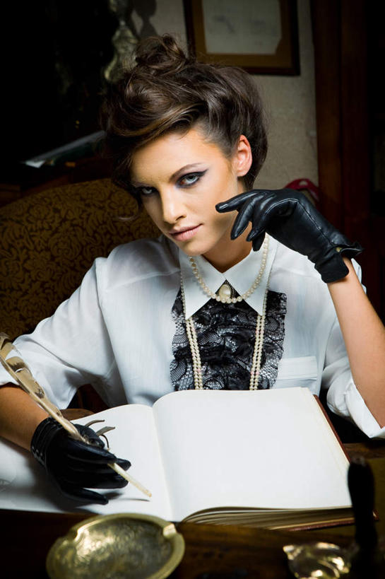 西方人,一个人,办公室,竖图,室内,白天,正面,家具,桌子,书籍,欧洲,欧洲人,仅一个年轻女性,仅一个女性,仅一个人,撑,笔,办公桌,办公用品,托腮,注视,文具,学习用品,打开,翻开,观察,看,托,观看,文具用品,一支,察看,开启,关注,托下巴,办公家具,掀开,年轻女性,女人,女性,白种人,书,图书,半身,彩图