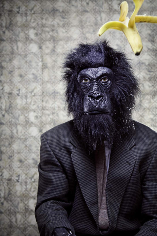 西方人,一个人,商务人士,商务男性,站,投,举,竖图,室内,白天,正面,衬衫,哺乳动物,猴,野生动物,猴子,欧洲,欧洲人,仅一个男性,仅一个人,套装,仅一个年轻男性,动物,按,托,站着,可爱,活泼,商务装,工薪阶层,妆扮,男人,男性,年轻男性,白种人,白领,上班族,举起,举手,举着,抛,扔,撒,向上举,向上伸,向上托,站立,掷,半身,彩图,衬衣,打扮,装扮