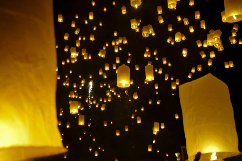 无人,横图,室外,夜晚,仰视,照明,节日,灯笼,纸灯笼,文化,灯具,祈祷,健康,许愿,宗教,佛教,信仰,纪念,祈求,照亮,照明设备,释教,平安,彩图,低角度拍摄