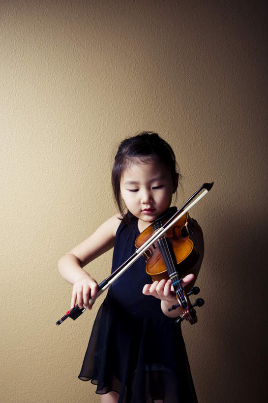 东方人,儿童,一个人,笑,微笑,露齿笑,竖图,室内,白天,正面,纯洁,亚洲,仅一个女性,仅一个人,握,黄色背景,乐器,弦乐器,小提琴,拿,演奏,拿着,注视,黄种人,小孩,观察,看,仅一个小孩,可爱,童年,童趣,握着,摄影,影棚,观看,察看,关注,弓拉弦乐器,弓拉弦鸣乐器,童真,烂漫,无邪,拉奏,天真,女孩,女人,女性,亚洲人,孩子,半身,彩图,影棚拍摄,拍摄,女生