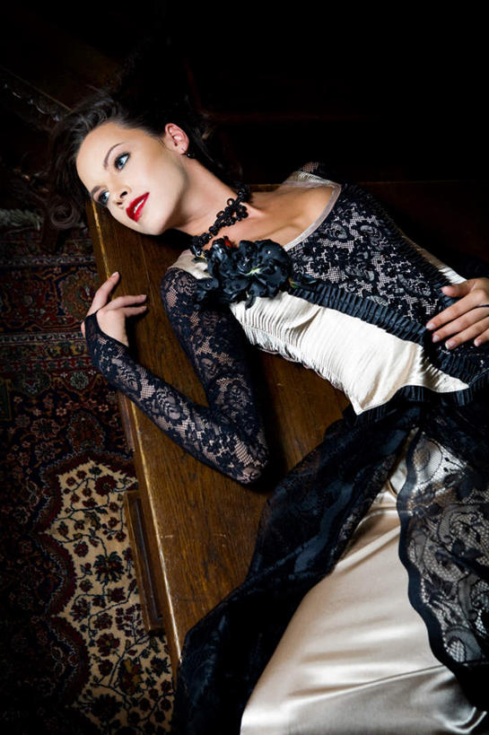 西方人,一个人,模特,躺,竖图,俯视,室内,白天,晚礼服,寂寞,欧洲,欧洲人,仅一个年轻女性,仅一个女性,仅一个人,古典,注视,观察,看,观看,察看,关注,燕尾服,卧着,孤单,年轻女性,女人,女性,白种人,模特儿,躺着,卧,半身,彩图,高角度拍摄,晚宴服,舞会服,洋服,洋装,夜礼服