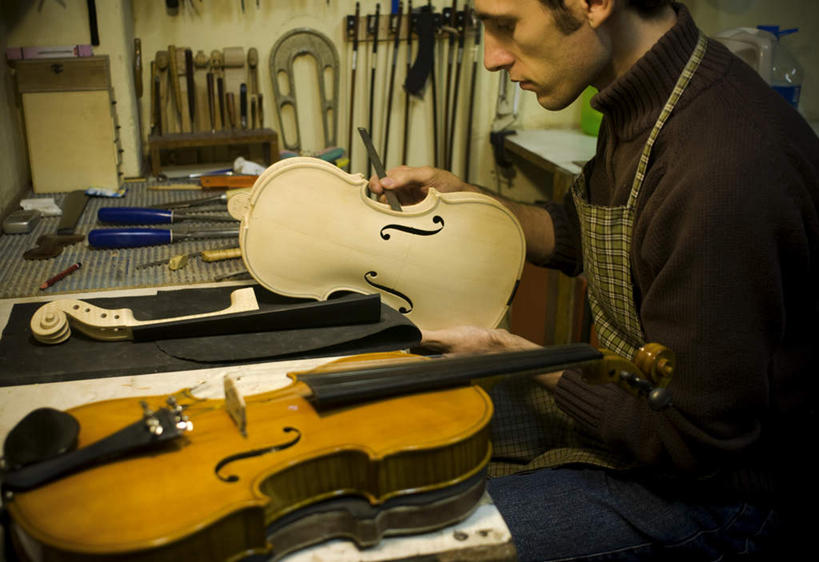 西方人,一个人,坐,横图,室内,白天,侧面,欧洲,欧洲人,仅一个男性,仅一个人,许多,连接,握,制作,组合,服装,木制,工具,乐器,弦乐器,小提琴,拿,拿着,注视,休闲装,仅一个年轻男性,衣服,木制品,观察,看,休闲,休闲服,握着,建造,服饰,观看,链接,察看,关注,拼接,拼凑,弓拉弦乐器,弓拉弦鸣乐器,调试,拼合,凑集,聚合,撮合,链结,工匠,男人,男性,年轻男性,白种人,坐着,半身,彩图