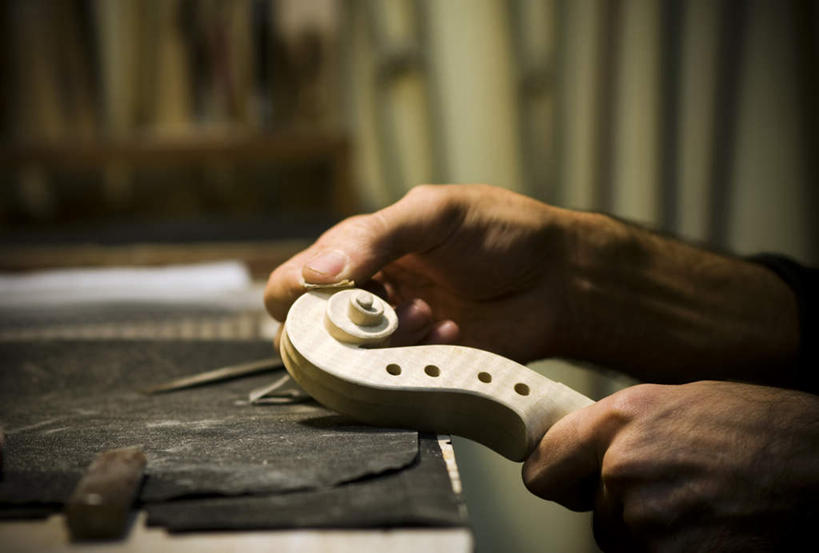 西方人,手,一个人,坐,横图,俯视,室内,特写,白天,欧洲,欧洲人,双手,仅一个男性,仅一个人,许多,连接,制作,组合,木制,工具,乐器,弦乐器,小提琴,注视,仅一个年轻男性,木制品,观察,看,手部,建造,观看,链接,察看,关注,拼接,拼凑,弓拉弦乐器,弓拉弦鸣乐器,调试,拼合,凑集,聚合,撮合,链结,工匠,男人,男性,年轻男性,白种人,坐着,半身,彩图,高角度拍摄