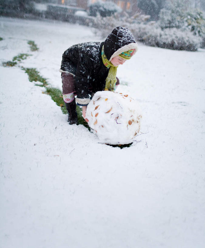 西方人,儿童,一个人,竖图,俯视,室外,白天,游戏,纯洁,雪,大雪,欧洲,欧洲人,仅一个女性,仅一个人,服装,积雪,雪景,冬季,冬天,玩,注视,休闲装,娱乐,小孩,衣服,低头,观察,看,仅一个小孩,休闲,休闲服,寒冷,可爱,童年,童趣,服饰,观看,活动,察看,发泄,关注,消遣,智力,童真,烂漫,无邪,宣泄,严寒,天真,女孩,女人,女性,白种人,孩子,玩耍,嬉戏,彩图,高角度拍摄,全身,女生,冬衣,寒衣