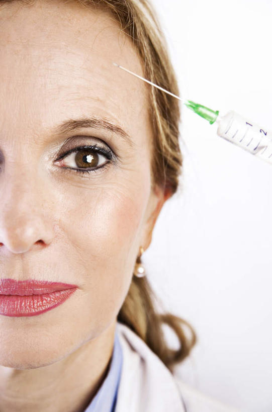 西方人,脸,头,脸颊,一个人,笑,微笑,竖图,室内,特写,白天,白色背景,正面,化妆,美容,欧洲,欧洲人,仅一个年轻女性,仅一个女性,仅一个人,护肤,注视,一个,观察,看,保养,享受,休闲,针管,针筒,放松,注射,保健,摄影,影棚,单个,观看,察看,医疗,医疗设备,注射器,关注,养颜,肉毒杆菌,年轻女性,女人,女性,白种人,头部,脸部,脸蛋,面部,半身,彩图,影棚拍摄,拍摄