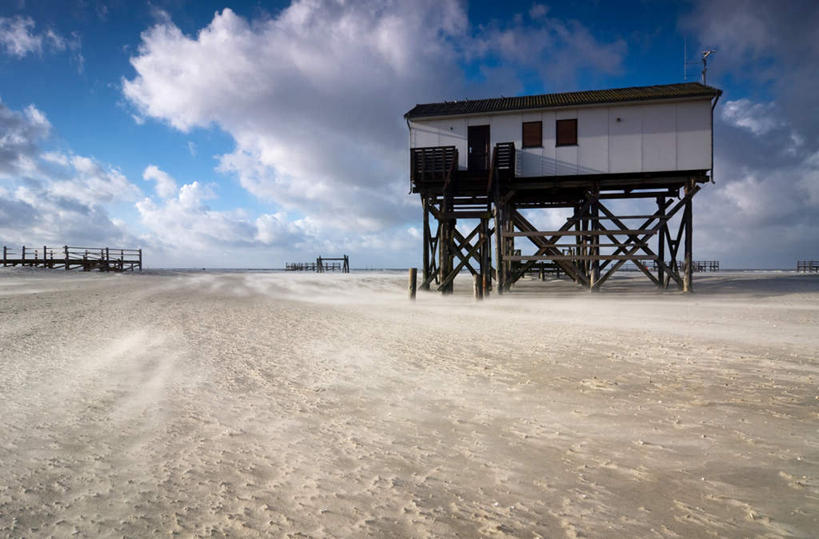 无人,家,木屋,横图,室外,白天,仰视,旅游,度假,美景,沙滩,德国,欧洲,一座,阴影,光线,沙子,影子,海岸,景观,云,云朵,沙地,云彩,娱乐,住宅,蓝色,白云,蓝天,天空,阳光,自然,天,享受,休闲,景色,放松,晴朗,西欧,贫瘠,自然风光,德意志联邦共和国,石荷州,石勒苏益格.荷尔斯泰因,石勒苏益格.荷尔斯泰因州,瘠薄,海滩,晴空,彩图,低角度拍摄,茅舍,茅屋,棚屋,小木屋,小屋