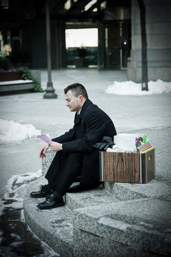 西方人,一个人,商务人士,商务男性,坐,竖图,室外,白天,侧面,衬衫,失败,楼梯,欧洲,欧洲人,仅一个男性,仅一个人,仅一个中年男性,许多,套装,服装,沮丧,生气,材料,档案,文件,阶梯,很多,注视,休闲装,台阶,衣服,资料,观察,看,休闲,难受,休闲服,无奈,愤怒,服饰,观看,失望,悲伤,散乱,察看,伤心,难过,发怒,关注,失落,文档,商务装,情绪,脾气,工薪阶层,颓废,忿怒,怨恨,强烈,挫败,受挫,落败,落空,错过,失足,失意,失策,失算,颓丧,衰颓,悲哀,懊丧,颓靡,气馁,丧气,狼藉,激动,败北,挫折,失利,男人,男性,中年男性,白种人,白领,上班族,坐着,彩图,全身,衬衣