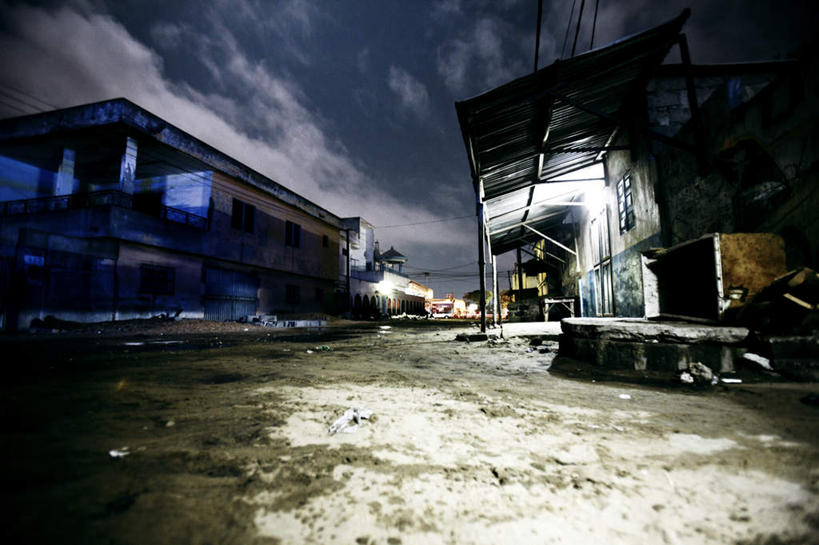 无人,家,横图,室外,白天,仰视,度假,美景,城市风光,城市,道路,街道,路,非洲,阴影,光线,影子,房屋,屋子,景观,云,云朵,小路,灯光,垃圾,交通,云彩,娱乐,楼房,住宅,蓝色,白云,蓝天,天空,天,享受,休闲,景色,放松,肮脏,晴朗,昏暗,贫困,贫穷,困难,邋遢,阿非利加洲,龌龊,污秽,灰暗,晦暗,贫苦,穷苦,清苦,清贫,多哥,多哥共和国,晴空,彩图,低角度拍摄,房子