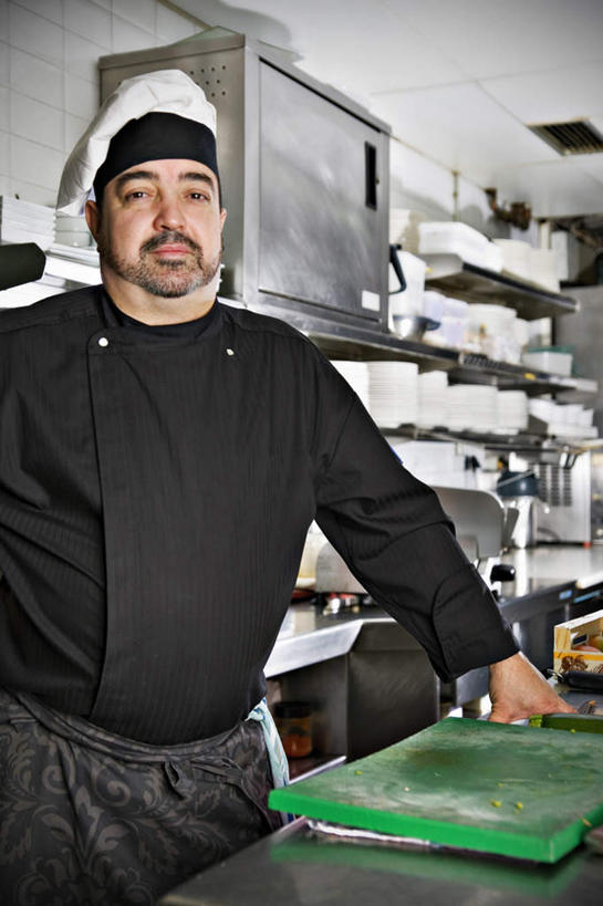 西方人,一个人,厨师,站,竖图,室内,白天,正面,工作服,制服,厨房,欧洲,欧洲人,仅一个男性,仅一个人,仅一个中年男性,撑,注视,观察,看,站着,观看,察看,撑着,关注,工作制服,男人,男性,中年男性,白种人,厨师长,厨子,大厨,主厨,站立,半身,彩图,工作套服,灶间