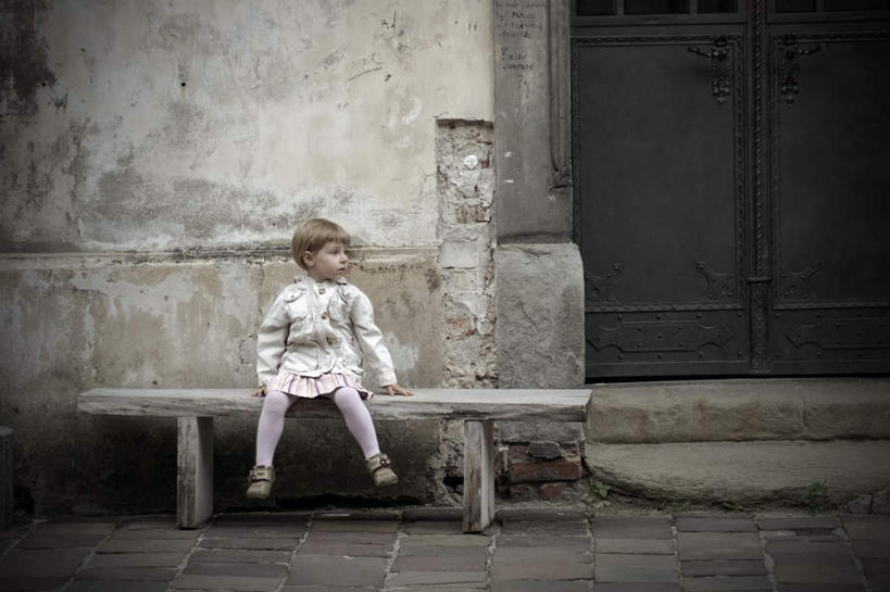 西方人,儿童,一个人,坐,横图,室外,白天,正面,纯洁,欧洲,欧洲人,仅一个女性,仅一个人,墙,注视,斑驳,墙壁,墙面,小孩,观察,看,仅一个小孩,可爱,童年,童趣,观看,察看,昏暗,贫困,贫穷,关注,童真,烂漫,无邪,困难,班驳,灰暗,晦暗,贫苦,穷苦,清苦,清贫,贫民窟,天真,女孩,女人,女性,白种人,孩子,坐着,彩图,全身,女生