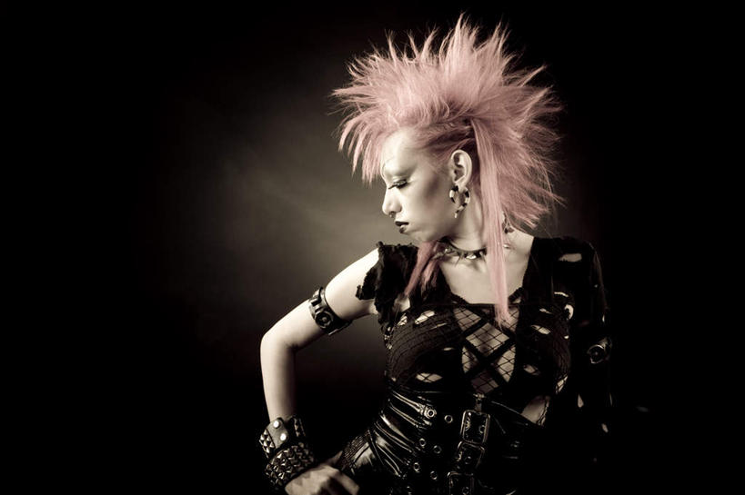 西方人,一个人,模特,站,横图,室内,白天,正面,时尚,性感,欧洲,欧洲人,仅一个年轻女性,仅一个女性,仅一个人,黑色背景,装饰,注视,漂亮,耳钉,手叉腰,叉腰,观察,看,站着,诱惑,摄影,影棚,观看,华丽,修饰,勾引,点缀,察看,关注,时髦,朋克,衬托,美观,雅致,雅观,时兴,引诱,尤物,年轻女性,女人,女性,白种人,模特儿,站立,半身,彩图,影棚拍摄,拍摄,佳丽,丽人,美人