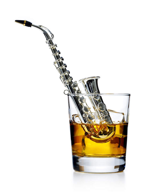 威士忌,无人,竖图,室内,特写,白天,白色背景,正面,杯子,冰,冰块,乐器,铜管乐器,小号,酒类,音乐,冷冻,玻璃制品,酒,饮料,一个,一只,黄色,水杯,寒冷,摄影,影棚,插入,冷藏,单个,冰冷,铜管,保鲜,烈酒,玻璃杯,彩图,影棚拍摄,拍摄