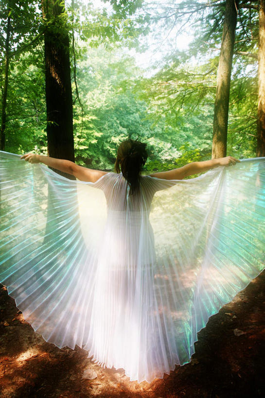 西方人,一个人,站,拉,竖图,室外,白天,旅游,度假,美景,树林,植物,欧洲,欧洲人,仅一个年轻女性,仅一个女性,仅一个人,天使,伸展,张开,展翅,阴影,朦胧,模糊,光线,翅膀,影子,景观,娱乐,树,树木,背面,绿色,阳光,自然,站着,享受,休闲,景色,放松,生长,成长,仙女,神圣,自然风光,善良,信徒,张开翅膀,使者,展开翅膀,尤物,圣洁,年轻女性,女人,女性,白种人,站立,彩图,全身,佳丽,丽人,美人