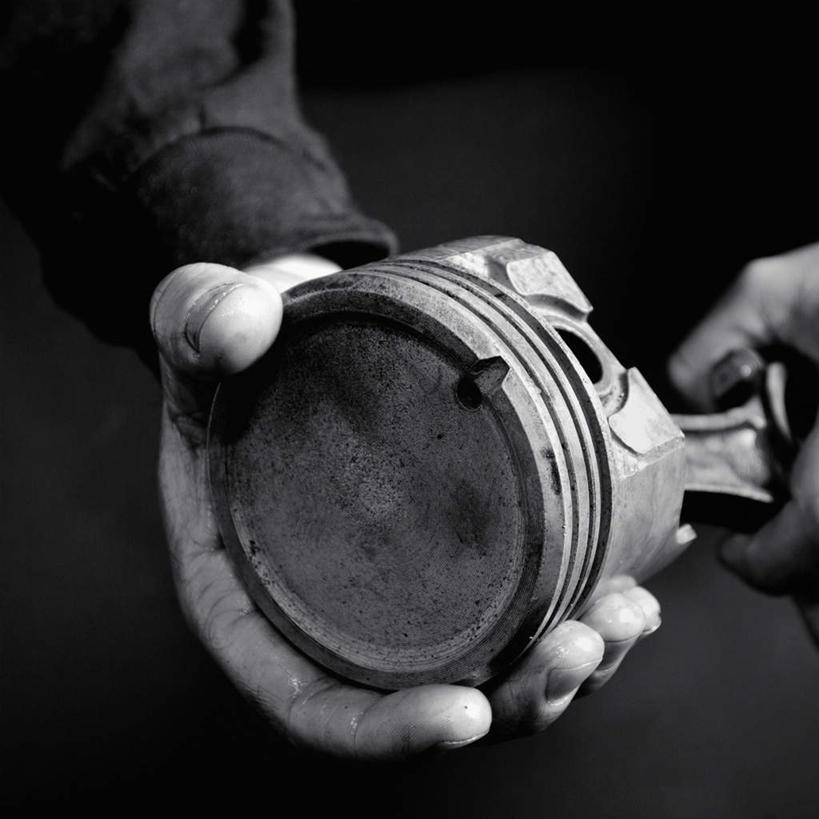 西方人,手,一个人,机修工,方图,俯视,黑白,室内,特写,白天,零件,欧洲,欧洲人,双手,仅一个男性,仅一个人,仅一个中年男性,握,拿,拿着,工人,手部,握着,修理,补缀,男人,男性,中年男性,白种人,机械师,机修工人,半身,高角度拍摄