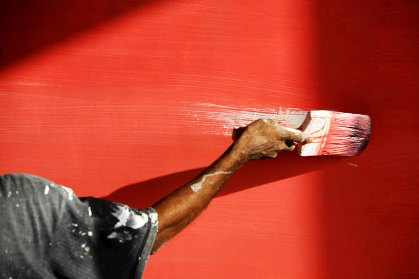 西方人,手,一个人,站,举,横图,室外,特写,白天,装修,建筑,欧洲,欧洲人,仅一个男性,仅一个人,仅一个中年男性,一把,握,阴影,光线,影子,墙,拿,拿着,装潢,墙壁,墙面,施工,工人,背面,红色,阳光,粉刷,刷子,托,站着,手部,握着,油漆,单手,涂料,油漆工,漆工,漆匠,男人,男性,中年男性,白种人,举起,举手,举着,向上举,向上伸,向上托,站立,半身,彩图