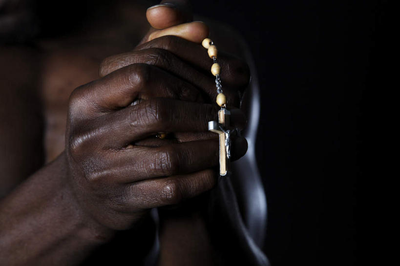 西方人,手,一个人,横图,室内,特写,白天,正面,欧洲,非洲,黑人,欧洲人,双手,仅一个男性,仅一个人,仅一个中年男性,握,黑色背景,节日,十字架,拿,拿着,文化,一个,祈祷,健康,手部,握着,许愿,摄影,宗教,信仰,影棚,单个,纪念,祈求,基督,基督教,天主教,耶稣,教徒,救世主,基利斯督,弥赛亚,默西亚,平安,男人,男性,中年男性,非洲人,半身,彩图,影棚拍摄,拍摄