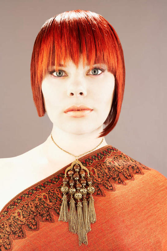 西方人,脸,头,脸颊,脖子,一个人,站,竖图,室内,特写,白天,正面,民族服装,项链,欧洲,欧洲人,仅一个年轻女性,仅一个女性,仅一个人,注视,肩膀,装饰品,红色,饰品,首饰,观察,看,站着,幼稚,摄影,影棚,观看,暴躁,原始,察看,暴力,关注,张扬,赤色,卑俗,血腥,袍子,激动,危险,年轻女性,女人,女性,白种人,头部,脖,颈,颈部,脸部,脸蛋,面部,站立,半身,彩图,影棚拍摄,传统服装,民俗服,拍摄