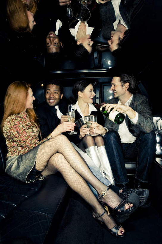 葡萄酒,西方人,四个人,伙伴,朋友,坐,笑,说,微笑,露齿笑,竖图,俯视,室内,白天,高跟鞋,讨论,友谊,神秘,出租车,汽车,电视,鞋子,欧洲,欧洲人,握,酒类,拿,拿着,扭头,注视,车,酒,饮料,黑色,倒影,酒杯,液晶电视,交通工具,轿车,观察,看,转头,聊天,金色,清晰,握着,轻薄,观看,严肃,察看,倒映,富贵,庄重,关注,载具,的士,彩电,计程车,便携,含蓄,忠诚,彩色电视机,富丽,沉静,中间色,名誉,荣华,反照,谈天,交流,友情,男人,男性,年轻男性,年轻女性,女人,女性,白种人,电视机,沟通,讲话,交谈,商讨,说话,谈话,坐着,彩图,高角度拍摄,全身,高清