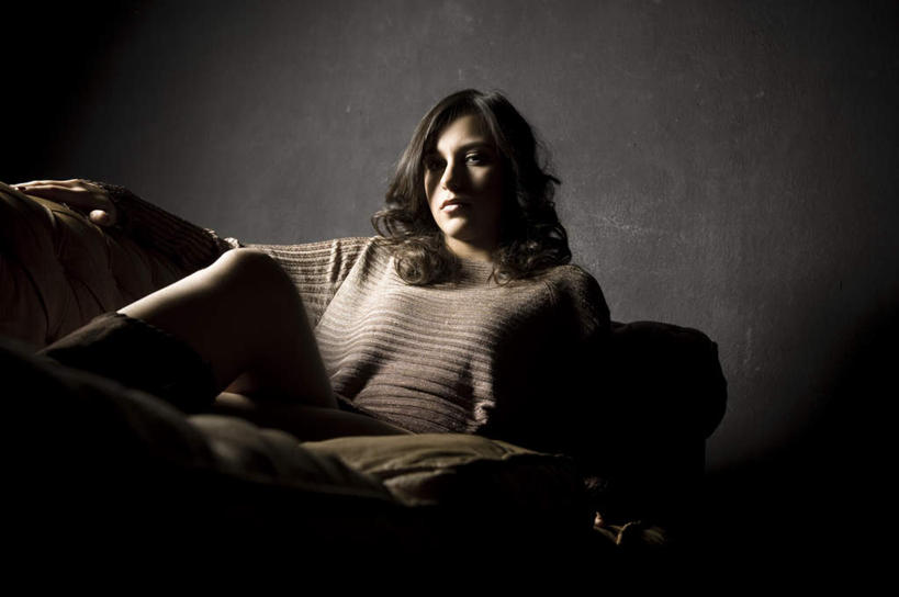 西方人,一个人,坐,躺,横图,室内,白天,仰视,毛衣,神秘,沙发,鞋子,欧洲,欧洲人,仅一个年轻女性,仅一个女性,仅一个人,黑色背景,朦胧,模糊,注视,靴子,黑色,扶,观察,看,靠,靠着,倚靠,黑暗,摄影,影棚,观看,严肃,察看,扶着,倚着,漆黑,庄重,关注,牛仔靴,布艺沙发,含蓄,沉静,中间色,阴郁,卧着,男人,男性,年轻男性,年轻女性,女人,女性,白种人,长发,卷发,躺着,卧,坐着,半身,彩图,低角度拍摄,影棚拍摄,绒衣,套衫,套头毛衣,线衣,拍摄,暗中