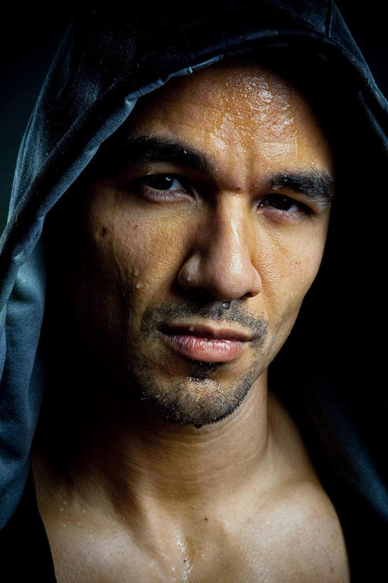 西方人,脸,头,脸颊,胡须,一个人,拳击手,微笑,竖图,室内,特写,白天,正面,锻炼,比赛,运动,拳击,欧洲,欧洲人,仅一个男性,仅一个人,黑色背景,注视,裸露,仅一个年轻男性,观察,看,摄影,影棚,观看,察看,关注,裸,斗篷,大氅,体育,男人,男性,年轻男性,白种人,头部,胡子,络腮胡,脸部,脸蛋,面部,拳击家,拳击运动员,半身,彩图,影棚拍摄,健身,拍摄