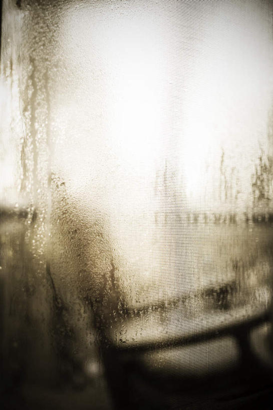 无人,竖图,室外,白天,正面,水,雾,玻璃,朦胧,模糊,液体,水滴,水汽,座位,玻璃制品,寒冷,迷雾,冰冷,严寒,冰凉,酷寒,凛冽,凛凛,极冷,坐位,大雾,彩图