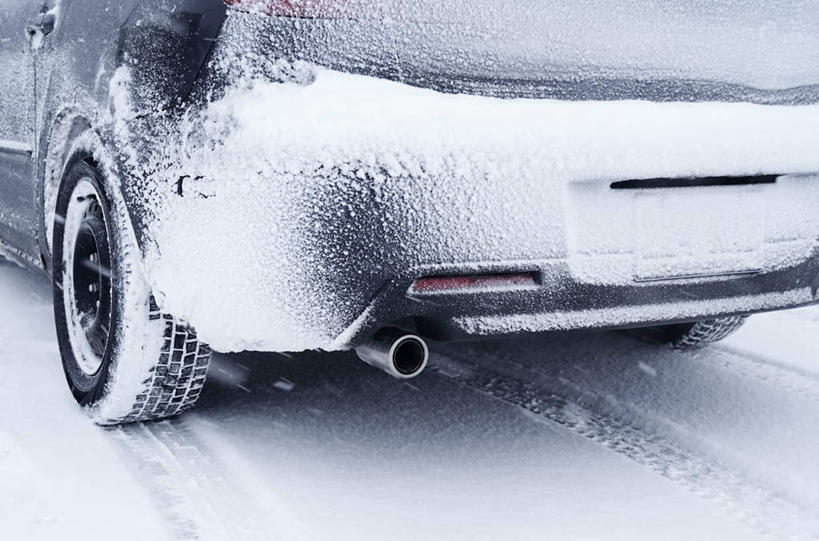 无人,横图,室外,特写,白天,正面,度假,美景,雪,大雪,城市风光,城市,汽车,阴影,光线,影子,积雪,景观,雪景,冬季,冬天,娱乐,车,阳光,轮胎,交通工具,轿车,享受,休闲,景色,放松,寒冷,尾气,载具,严寒,彩图