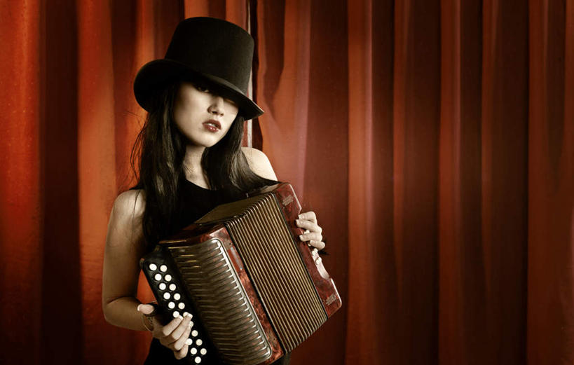 西方人,一个人,舞台,站,横图,室内,白天,正面,键盘,帽子,欧洲,欧洲人,仅一个女性,仅一个人,阴影,服装,光线,影子,灯光,手风琴,弹奏,注视,休闲装,礼帽,管风琴,一个,衣服,观察,看,站着,张嘴,仅一个中年女性,休闲,休闲服,服饰,帷幕,单个,观看,察看,键盘乐器,关注,帷幔,幕布,幕帘,张大嘴巴,帷幔布,女人,女性,中年女性,白种人,张开嘴,站立,半身,彩图