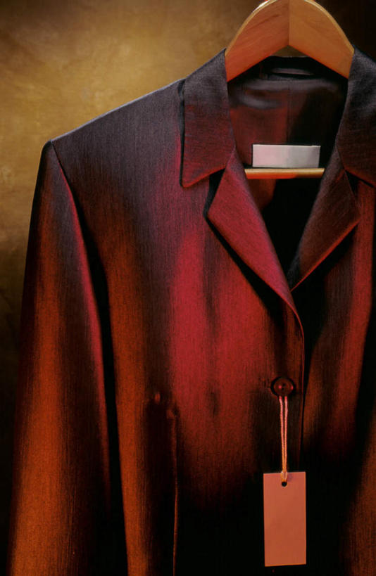 无人,商店,竖图,室内,特写,白天,正面,衬衫,西装,购物,消费,超市,静物,阴影,套装,正装,光线,木制,标牌,标签,标志,数字,文字,影子,字符,墙,灯光,职业装,标识,墙壁,墙面,红色,木制品,价格,金融,百货,阿拉伯数字,一架,服装店,选购,贸易,百货公司,价钱,服饰店,血拼,代价,彩图,衬衣,购物商场,购物中心,商业中心