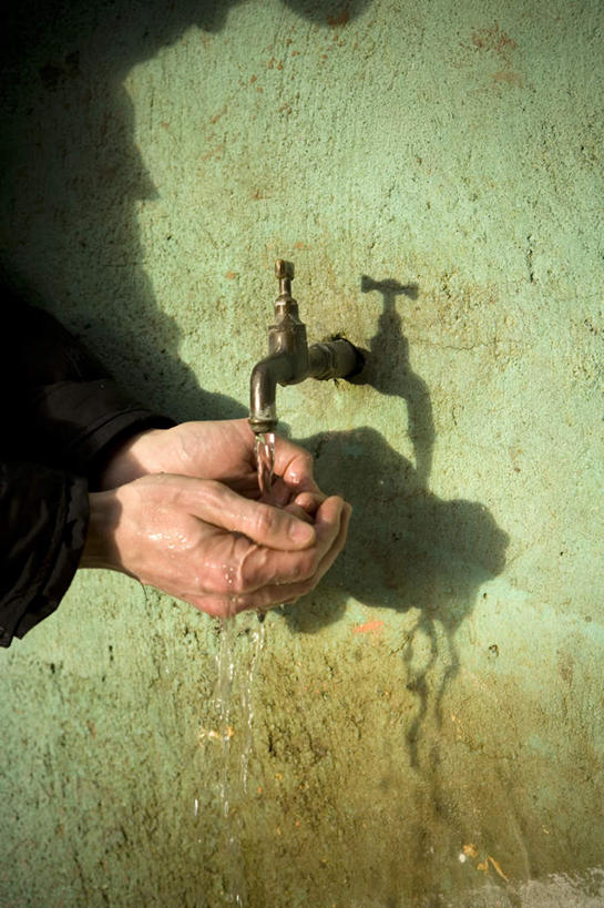 西方人,手,一个人,站,竖图,俯视,室外,特写,白天,欧洲,欧洲人,仅一个男性,仅一个人,仅一个中年男性,一双,握,阴影,服装,光线,水龙头,影子,墙,休闲装,开关,墙壁,墙面,树木,衣服,阳光,打开,伸,站着,休闲,手部,休闲服,握着,服饰,屈,阀门,开启,水咀,男人,男性,中年男性,白种人,站立,半身,彩图,高角度拍摄