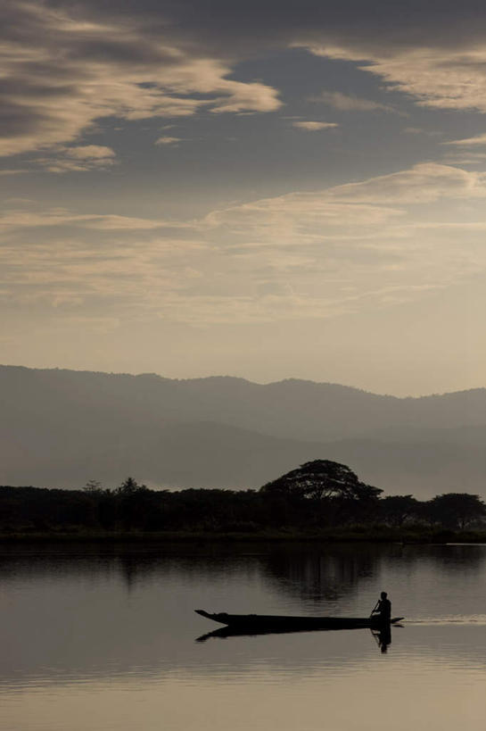 一个人,竖图,室外,白天,正面,旅游,度假,湖,湖泊,美景,山,山脉,水,植物,船,泰国,亚洲,一排,一艘,许多,阴影,整齐,光线,影子,湖面,景观,山峰,水流,水面,云,云朵,木船,山峦,很多,云彩,娱乐,树,树木,排列,渔民,蓝色,绿色,白云,蓝天,天空,阳光,自然,交通工具,湖水,群山,天,享受,休闲,景色,放松,东南亚,生长,晴朗,成长,舟,队列,自然风光,载具,泰王国,清迈府,清迈省,晴空,彩图,全身