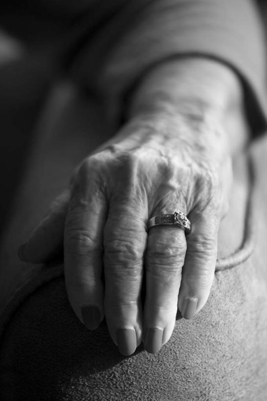 西方人,手,一个人,竖图,俯视,黑白,室内,特写,白天,爱情,欧洲,欧洲人,仅一个女性,仅一个人,戴,一枚,浪漫,装饰品,戒指,饰品,首饰,手部,恩爱,搭,仅一个老年女性,单手,信物,戴着,权利,搭着,手饰,苍老,衰老,老年女性,女人,女性,白种人,半身,高角度拍摄