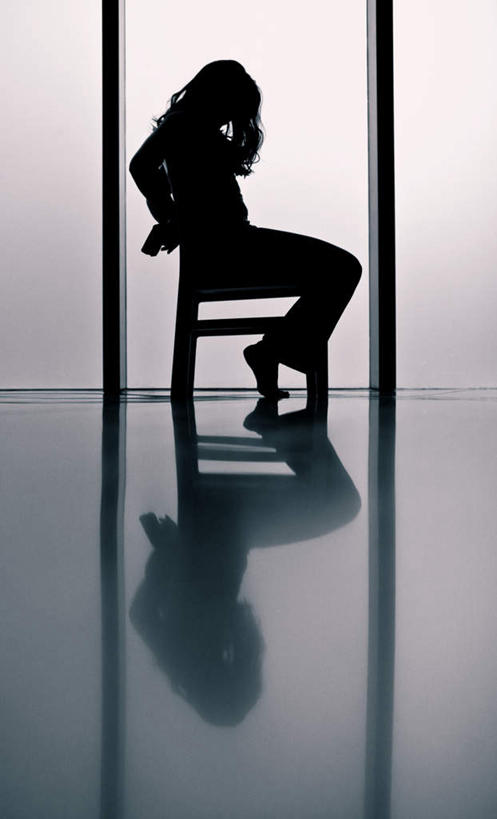 西方人,一个人,坐,竖图,室内,白天,侧面,寂寞,椅子,欧洲,欧洲人,仅一个女性,仅一个人,一张,阴影,服装,反射,影子,背光,休闲装,捆,衣服,绑,仅一个中年女性,休闲,休闲服,服饰,逆光,拷问,孤单,女人,女性,中年女性,白种人,坐着,彩图,全身