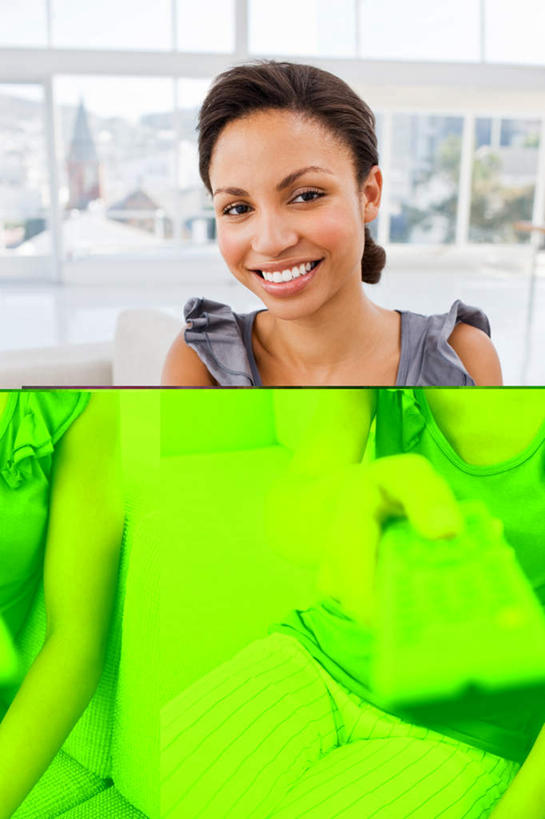 西方人,一个人,坐,笑,微笑,露齿笑,竖图,室内,白天,正面,沙发,欧洲,欧洲人,仅一个年轻女性,仅一个女性,仅一个人,握,朦胧,模糊,拿,拿着,注视,一个,绿色,遥控器,观察,看,握着,单个,观看,操纵,察看,操作,关注,驾驭,布艺沙发,利用,把持,支配,年轻女性,女人,女性,白种人,坐着,半身,彩图