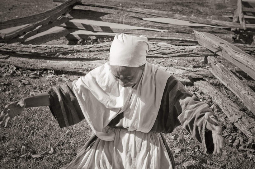 西方人,一个人,跪,举,伸展双臂,横图,俯视,室外,白天,欧洲,非洲,黑人,欧洲人,仅一个女性,仅一个人,阴影,节日,光线,影子,文化,阳光,祈祷,托,张嘴,健康,许愿,宗教,仅一个老年女性,信仰,纪念,祈求,昏暗,贫困,贫穷,张大嘴巴,困难,灰暗,晦暗,贫苦,穷苦,抽泣,堕泪,呜咽,饮泣,清苦,清贫,平安,老年女性,女人,女性,非洲人,张开嘴,敞开双臂,跪着,举起,举手,举着,伸开双臂,向上举,向上伸,向上托,展开双肩,张开手臂,张开双臂,半身,彩图,高角度拍摄,哭泣,啼哭