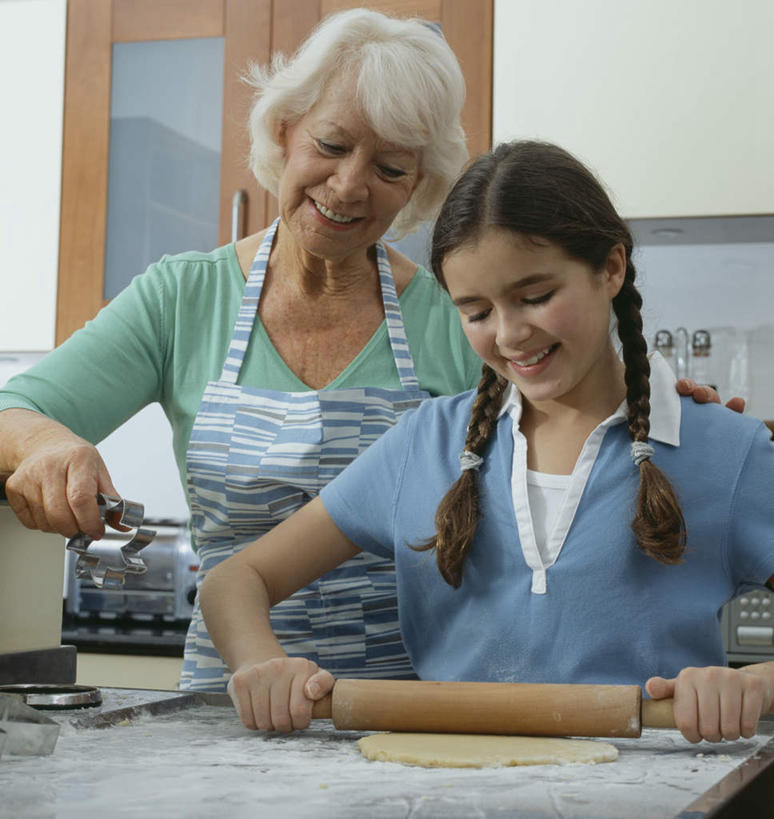 西方人,儿童,老年人,两个人,家庭,祖母,站,笑,微笑,露齿笑,竖图,室内,白天,正面,纯洁,厨房,欧洲,欧洲人,握,擀面杖,擀面,拿,拿着,注视,小孩,观察,看,站着,温暖,温馨,一家人,可爱,童年,童趣,握着,奶奶,观看,祖孙,和睦,察看,关注,童真,烂漫,无邪,外婆,外孙女,外祖母,天真,老年女性,女孩,女人,女性,白种人,孩子,孙女,站立,半身,彩图,灶间,融洽,女生