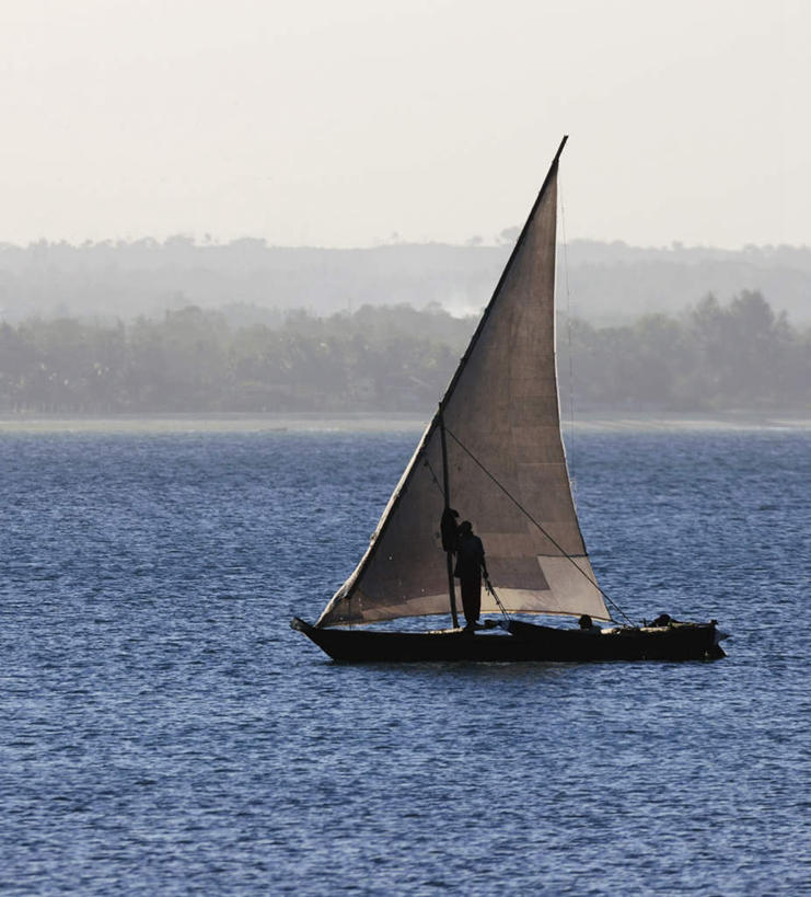 帆船,无人,竖图,室外,白天,正面,旅游,度假,海浪,海洋,美景,船,非洲,坦桑尼亚,一艘,阴影,光线,影子,景观,浪花,水平线,辽阔,海平线,娱乐,阳光,自然,海水,交通工具,享受,休闲,广阔,景色,放松,一望无际,自然风光,载具,海景,东非,桑给巴尔,坦桑尼亚联合共和国,占吉巴,无边无际,一马平川,大海,风浪,海,海水的波动,近岸浪,涌浪,彩图,水天相接,水天一线