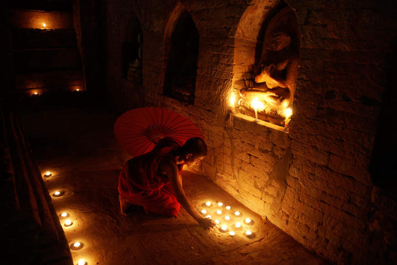 东方人,一个人,跪,横图,俯视,室内,白天,旅游,度假,标志建筑,地标,建筑,蜡烛,缅甸,亚洲,仅一个男性,仅一个人,一把,撑开,节日,火焰,伞,雨伞,遮阳伞,烛光,燃烧,注视,黄种人,文化,娱乐,阳伞,建设,仅一个年轻男性,打开,点燃,观察,看,祈祷,享受,休闲,健康,旅游胜地,放松,许愿,宗教,东南亚,佛教,信仰,观看,纪念,祈求,察看,开启,关注,蒲甘,缅甸联邦,平安,男人,男性,年轻男性,亚洲人,僧侣,沙弥,跪着,彩图,高角度拍摄,全身