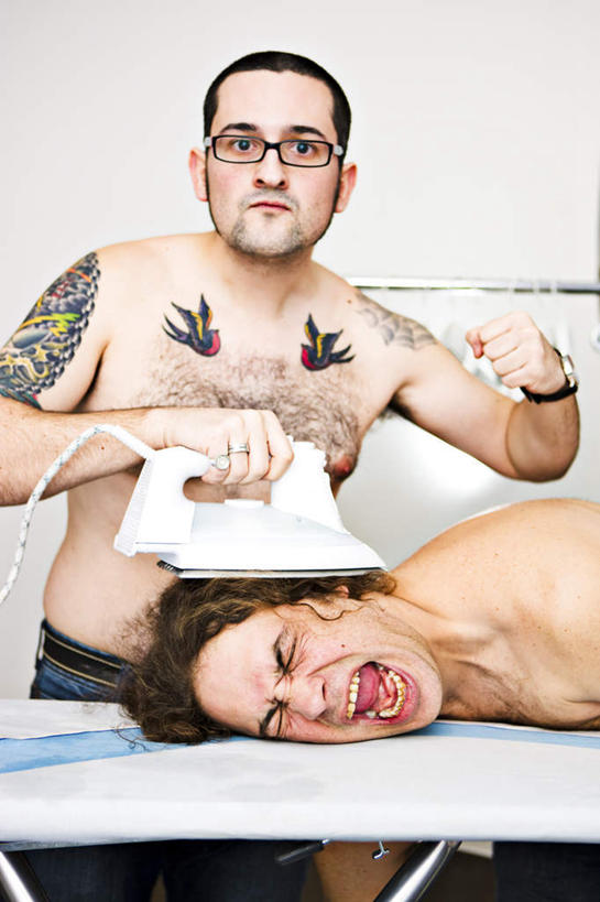 西方人,两个人,站,竖图,室内,白天,正面,爱情,时尚,欧洲,欧洲人,握,生气,朦胧,模糊,时间,电器,时钟,手表,眼镜,浪漫,拿,计时,拿着,注视,文化,熨斗,熨烫,裸露,纹身,一个,钟表,观察,看,趴着,握拳,站着,张嘴,疼痛,温暖,温馨,表,恩爱,个性,握着,愤怒,恋人,信仰,单个,观看,悲伤,腕表,和睦,察看,电熨斗,家电,家用电器,暴力,发怒,关注,痛苦,刺青,裸,追求,同性恋,情绪,脾气,近视眼镜,想象,张大嘴巴,家居用品,忿怒,怨恨,强烈,烫衣,家庭用品,文身,勇气,崇拜,张扬,电烫斗,火斗,疾苦,苦楚,家庭暴力,激动,男人,男性,年轻男性,白种人,情侣,钟,张开嘴,趴,站立,半身,彩图,伴侣,融洽