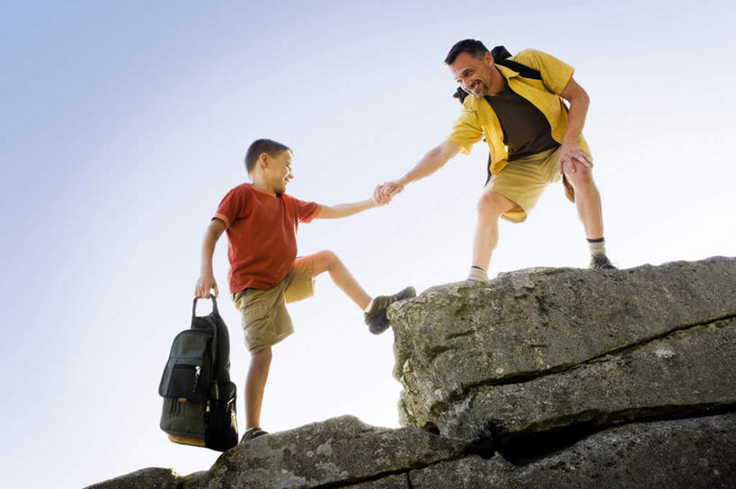 西方人,儿童,两个人,家庭,父亲,儿子,拉,笑,攀登,微笑,露齿笑,横图,室外,白天,仰视,纯洁,石头,欧洲,欧洲人,弯腰,握,阴影,服装,光线,包,石子,影子,拿,旅行包,拎,拿着,注视,休闲装,小孩,衣服,蓝色,蓝天,天空,阳光,背包,天,观察,看,休闲,温暖,温馨,父子,一家人,休闲服,爬,父爱,可爱,童年,童趣,帮助,握着,服饰,晴朗,观看,和睦,察看,帮忙,关注,童真,烂漫,无邪,万里无云,弯身,辅助,旅游包,帮手,扶助,匡助,天真,男孩,男人,男性,年轻男性,白种人,孩子,年轻人,石块,晴空,晴空万里,攀爬,彩图,低角度拍摄,全身,融洽,双肩包,男生,拎着,资助