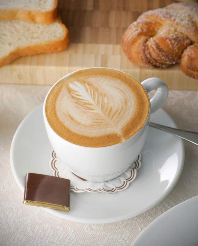 点心,面包,咖啡,无人,竖图,俯视,室内,特写,白天,幸福,杯子,餐具,阴影,朦胧,模糊,装饰,反射,瓷器,碟子,盘,影子,食品,糖,糖果,面点,甜点,甜品,咖啡杯,陶瓷制品,娱乐,食物,糕点,饮料,盘子,碟,甜食,巧克力,享受,休闲,温馨,放松,乐趣,朱古力,华丽,修饰,点缀,提神,舒适,瓷杯,醒脑,咖啡拉花,衬托,美观,雅致,雅观,软饮料,彩图,高角度拍摄