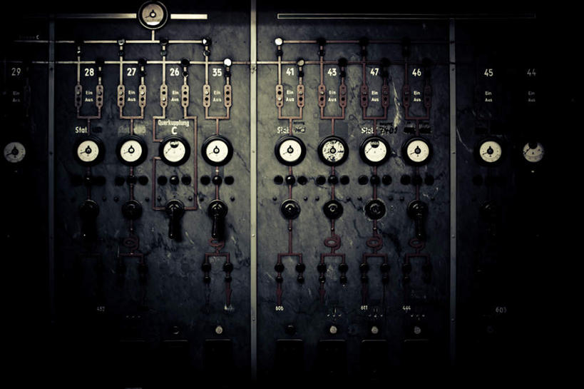 无人,竖图,室内,特写,白天,正面,零件,电路,静物,一排,许多,关闭,阴影,朦胧,模糊,整齐,电力,光线,标志,数字,文字,影子,字符,电能,标识,开关,排列,按钮,把手,门把手,打开,发电站,阿拉伯数字,电,电源,门把,开启,队列,能量,仪表盘,变压器,闭合,拉手,彩图