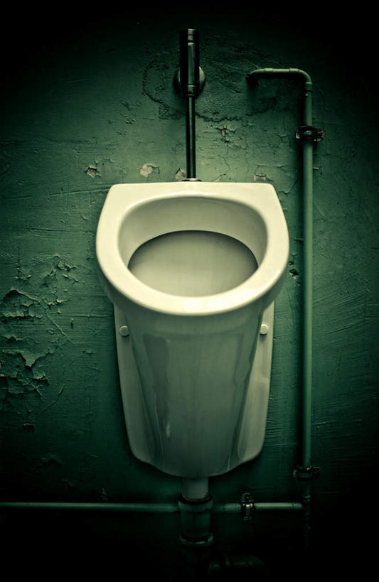 无人,竖图,俯视,室内,特写,白天,生活用品,金属制品,朦胧,模糊,金属,陶瓷,马桶,墙,陶瓷制品,破坏,水管,斑驳,破损,墙壁,墙面,座便器,损坏,卫浴,子孙桶,班驳,彩图,高角度拍摄