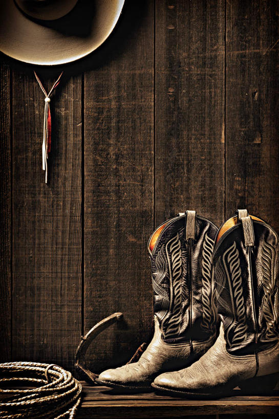 无人,竖图,室内,特写,白天,正面,静物,帽子,鞋子,金属制品,一双,朦胧,模糊,金属,墙,靴子,墙壁,墙面,牛仔帽,牛仔靴,马蹄铁,一顶,彩图