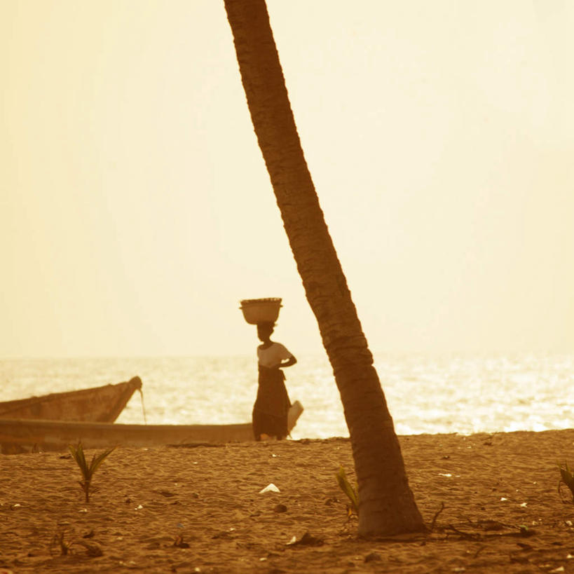 西方人,一个人,站,交叉,方图,室外,白天,侧面,海浪,海洋,日落,船,竹子,欧洲,非洲,贝宁,黑人,欧洲人,仅一个年轻女性,仅一个女性,仅一个人,一艘,竹制,服装,编织,篮子,浪花,水平线,晚霞,霞光,落日,辽阔,木船,海平线,顶,注视,休闲装,一个,衣服,蓝色,蓝天,天空,海水,黄昏,竹篮,交通工具,天,观察,看,站着,休闲,广阔,休闲服,彩霞,服饰,晴朗,单个,观看,竹条,一望无际,交织,察看,竹制品,舟,关注,载具,海景,万里无云,阿非利加洲,穿插,无边无际,一马平川,夕照,贝宁共和国,年轻女性,女人,女性,非洲人,大海,风浪,海,海水的波动,近岸浪,涌浪,晴空,晴空万里,夕阳,站立,彩图,全身,水天相接,水天一线,斜阳